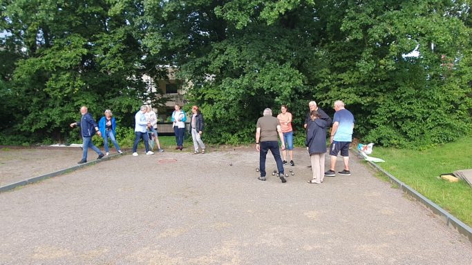 die Leute spielen Boule