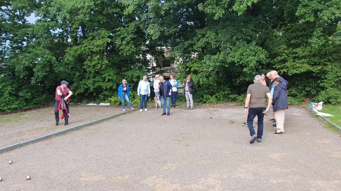 Leute stehen am Spielfeldrand 