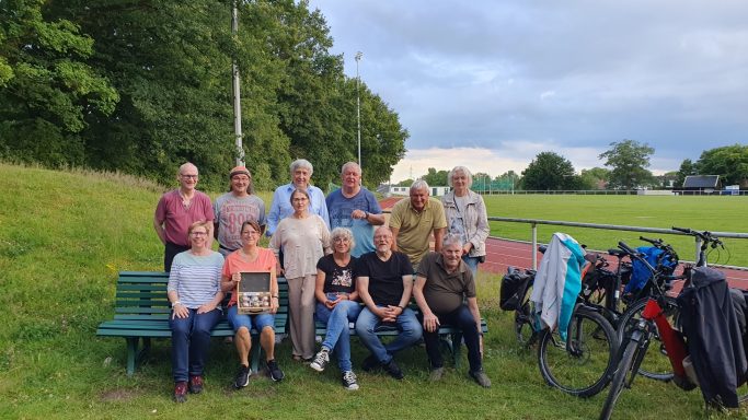 die Spieler sitzen zum Gruppenfoto auf der Bank