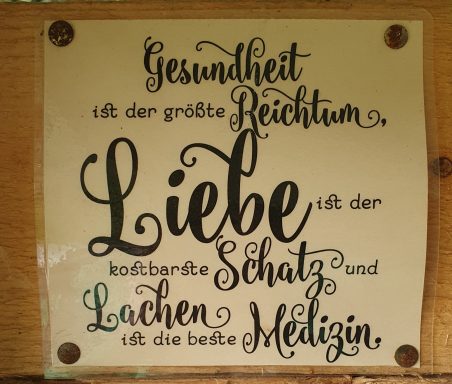 ein Blechschild mit einem Text
