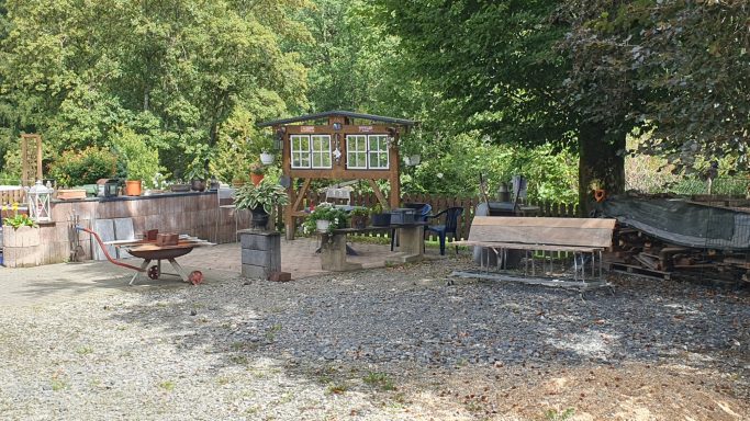 ein freistehendes Fenster auf dem Bauerhofgelände