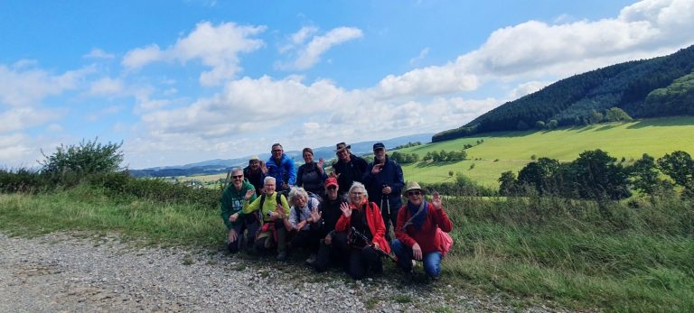 eine Wandergruppe in der Landschaft